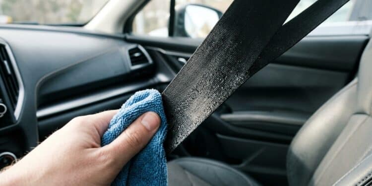 Como limpar o cinto de segurança com solução caseira e eliminar mau cheiro e mofo no carro
