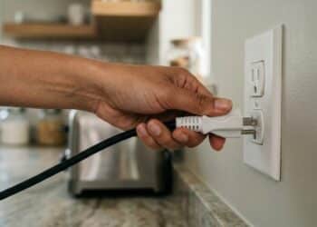 Eletricistas alertam sobre 3 eletrodomésticos de cozinha que você não deveria deixar ligados na tomada