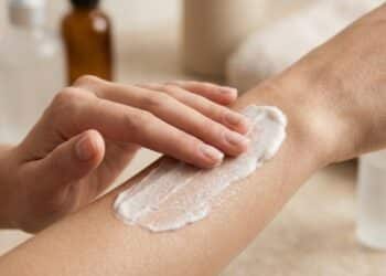 6 esfoliantes recomendados por dermatologistas para pele sensível
