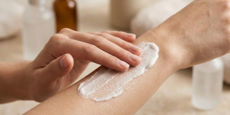 6 esfoliantes recomendados por dermatologistas para pele sensível