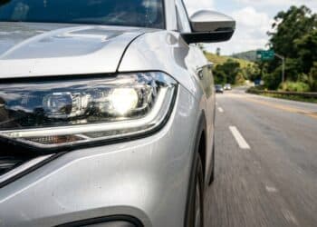 Lei do farol em 2026 rende multa de R$ 130,16 e adiciona 4 pontos na CNH de motoristas desavisados