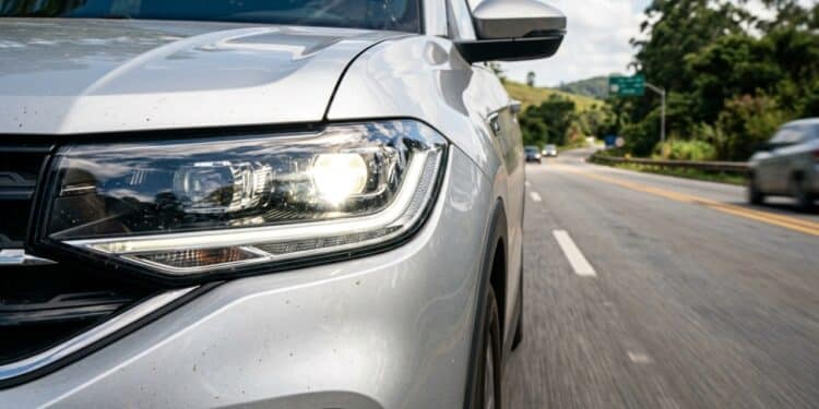 Lei do farol em 2026 rende multa de R$ 130,16 e adiciona 4 pontos na CNH de motoristas desavisados
