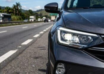Regra do farol baixo já gera multa de R$ 130 em pistas simples e ainda confunde motoristas em 2026