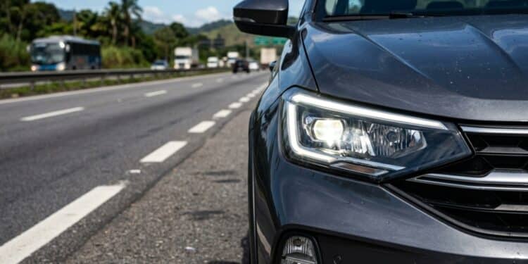 Regra do farol baixo já gera multa de R$ 130 em pistas simples e ainda confunde motoristas em 2026