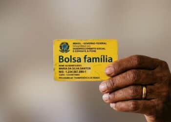 Projeto de Lei prevê pagamento de 13º salário do Bolsa Família para 18 milhões de famílias no país