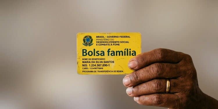 Projeto de Lei prevê pagamento de 13º salário do Bolsa Família para 18 milhões de famílias no país