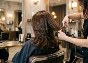 Mulheres 35+ com cabelos de comprimento médio vão adorar este corte em camadas super moderno