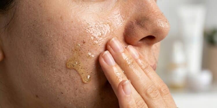 Skin-Clutter: o hábito noturno de 1 minuto que limpa os poros sem precisar de esfoliação