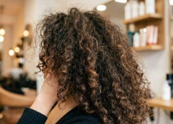 O tratamento que elimina o frizz por meses, mas não remove os cachos nem alisa o cabelo