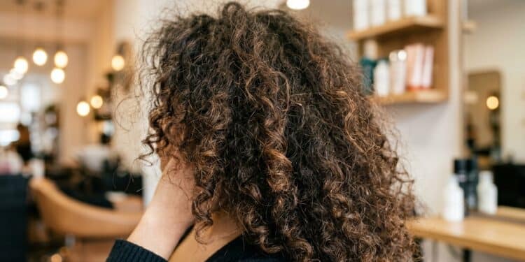 O tratamento que elimina o frizz por meses, mas não remove os cachos nem alisa o cabelo