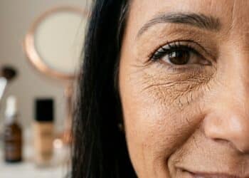O fim do corretivo “craquelado”: o truque do óleo facial que salva sua maquiagem