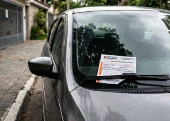 Motoristas podem ser multados em R$ 130 e ter carro guinchado mesmo estacionando na própria garagem