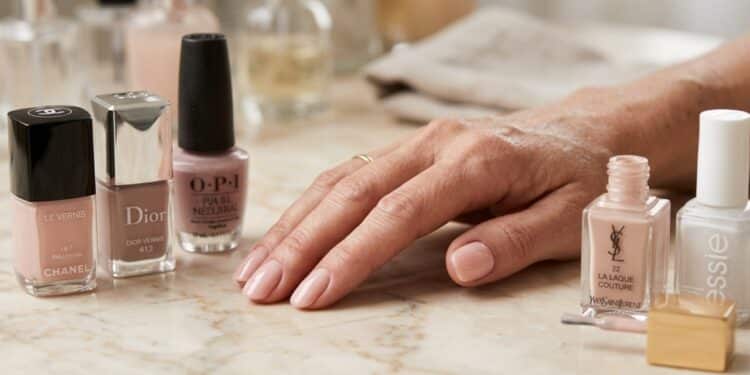 As cores de esmalte que ajudam as mãos a parecerem mais jovens e bem cuidadas