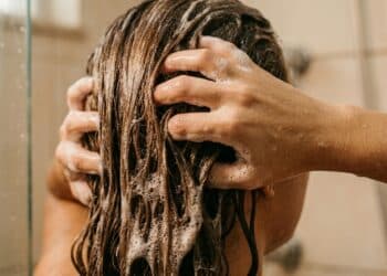 O shampoo de R$ 12 que deixa o cabelo igual ao de salão e está esgotando nas farmácias do Brasil inteiro