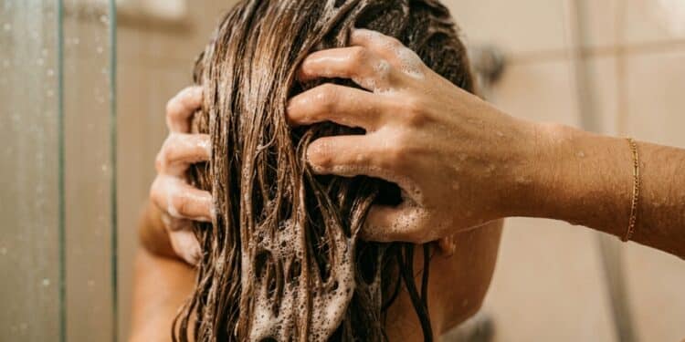 O shampoo de R$ 12 que deixa o cabelo igual ao de salão e está esgotando nas farmácias do Brasil inteiro