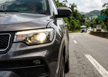 Nova Lei do Farol começa a valer no país e muda exigências importantes para motoristas