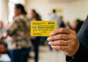 Regras do Bolsa Família para 2026 estabelecem novas diretrizes de saúde e educação para evitar suspensão do benefício