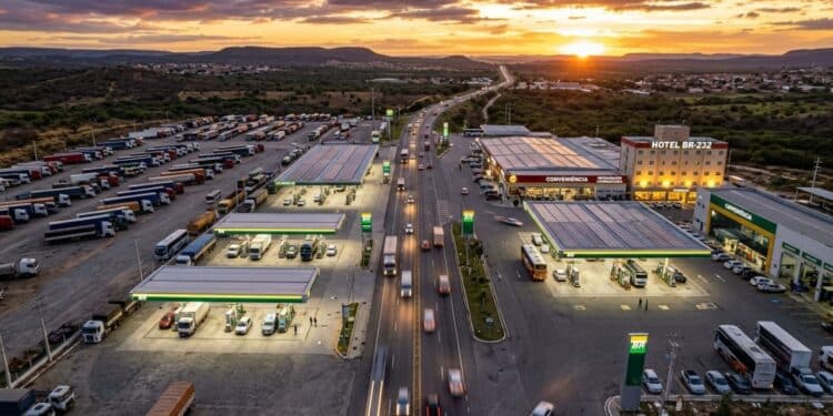 Maior posto de combustíveis do Brasil ocupa 200 mil metros quadrados e conta com 32 bombas simultâneas