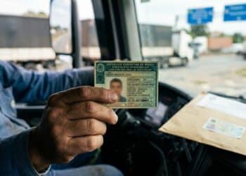 Motoristas das categorias C, D e E precisam ficar atentos a novo exame para evitar multas de R$ 1.467