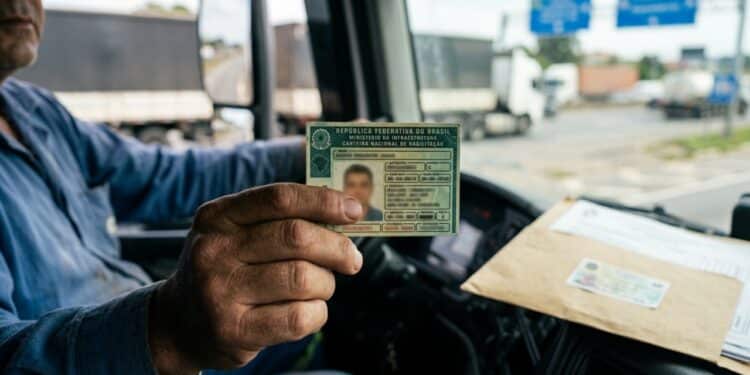 Motoristas das categorias C, D e E precisam ficar atentos a novo exame para evitar multas de R$ 1.467