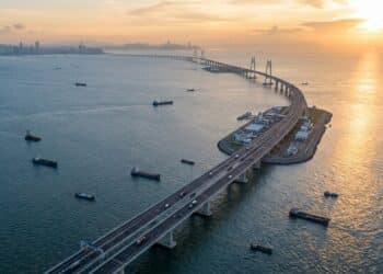 A ponte marítima mais longa do mundo é tão grande que atravessá-la leva cerca de 40 minutos