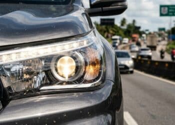 Lei do Farol já está valendo e traz impacto direto para motoristas em todo o Brasil