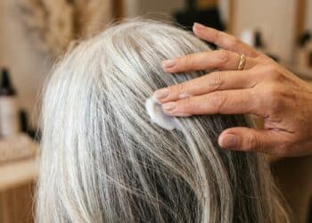 Passei anos destruindo meu cabelo com tintura até descobrir esses 6 produtos que cobrem os brancos sem química nenhuma