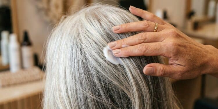 Passei anos destruindo meu cabelo com tintura até descobrir esses 6 produtos que cobrem os brancos sem química nenhuma