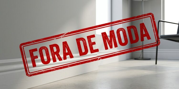 Adeus rodapé branco: tendência de 2026 faz a casa parecer maior com uma solução discreta