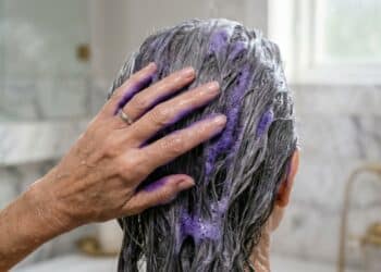 4 shampoos para cobrir cabelos brancos sem química que mulheres acima dos 40 precisam conhecer