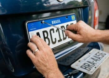 Prazo final para troca das placas Mercosul no Brasil é anunciado e motoristas devem ficar atentos