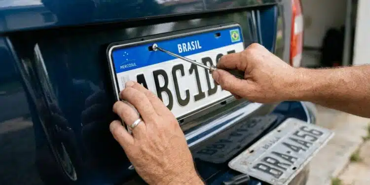Fim das placas cinza no Brasil? Nova mudança da placa Mercosul assusta motoristas em 2026