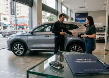 Carros elétricos já perdem menos valor que a média do mercado em 2026 e registram queda de apenas 5% em 12 meses