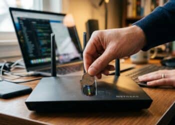Colocar uma moeda em cima do roteador Wi-Fi: o que isso faz e por que tanta gente recomenda