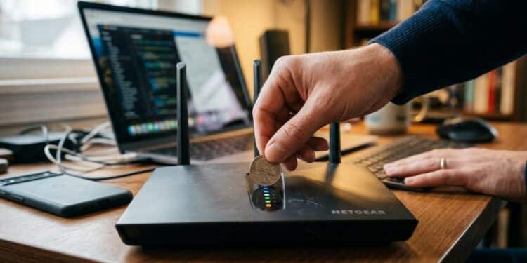 Colocar uma moeda em cima do roteador Wi-Fi: o que isso faz e por que tanta gente recomenda