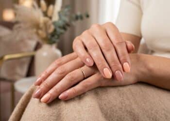 A cor de esmalte “invisível” que as manicures das famosas usam para rejuvenescer as mãos após os 40