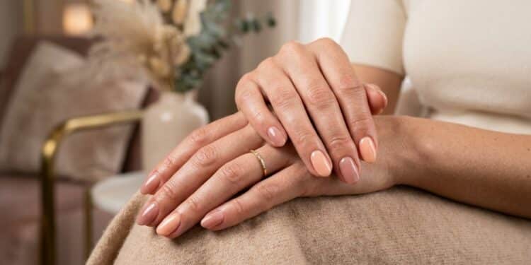 A cor de esmalte “invisível” que as manicures das famosas usam para rejuvenescer as mãos após os 40