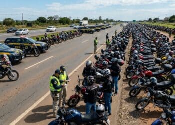 Motociclistas recebem multa da PRF e valor passa de R$ 1 milhão por viagens não permitidas