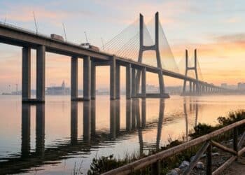 Maior ponte da Europa leva nome de time brasileiro e custou 900 milhões de euros para unir Portugal e Brasil