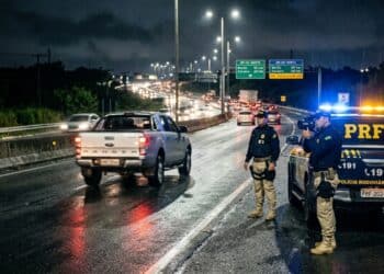 PRF aplica multa grave no valor de R$195,23 e cinco pontos após flagrar caminhonete a 168 Km/h em São Lourenço da Mata