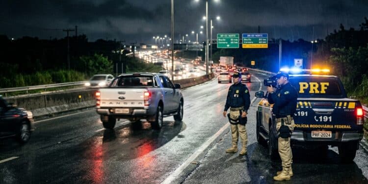PRF aplica multa grave no valor de R$195,23 e cinco pontos após flagrar caminhonete a 168 Km/h em São Lourenço da Mata
