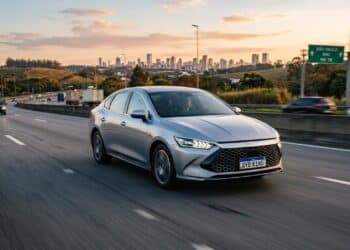 Sedã médio híbrido plug-in promete até 1.200 km de autonomia, faz 44 km/l no Inmetro e ganha desconto de até R$ 25 mil