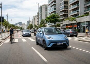 Carro elétrico mais vendido do Brasil quebra barreira dos R$ 100 mil e ganha versão de 5 lugares