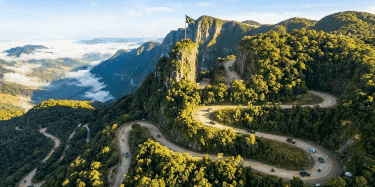 Com curvas desafiadoras de 180 graus a 1.470 metros de altura, a estrada mais perigosa do Brasil fica em SC e desafia até mesmo motoristas experientes