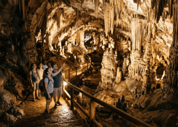 Uma caverna em Minas Gerais reúne rochas de 600 milhões de anos e 200 anos de história em um ambiente iluminado que parece irreal
