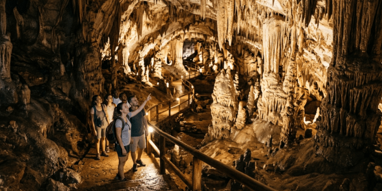 Uma caverna em Minas Gerais reúne rochas de 600 milhões de anos e 200 anos de história em um ambiente iluminado que parece irreal