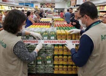 Anvisa apreende alecrim e mostarda de marca famosa vendido em mercados brasileiros