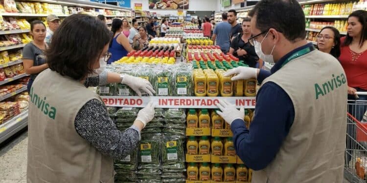 Anvisa apreende alecrim e mostarda de marca famosa vendido em mercados brasileiros
