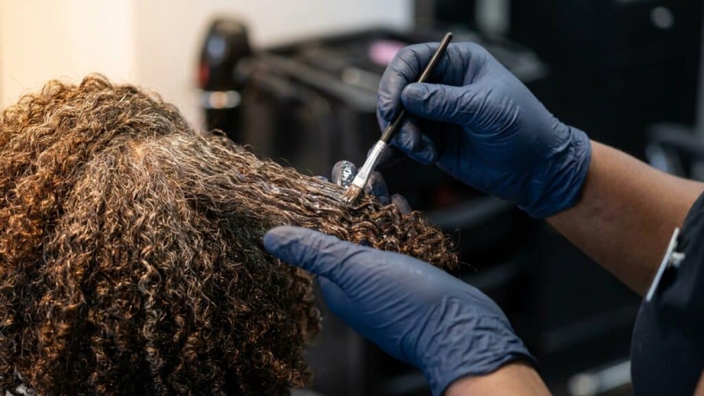 Adeus fios brancos: a coloração suave que mistura tons e cria efeito natural no cabelo em 2026