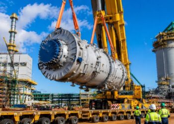 Obra gigante em megafábrica de R$ 23 bilhões no Brasil impressiona ao levantar peça do tamanho de duas Estátuas da Liberdade, com equipamento considerado central para a geração de energia da planta